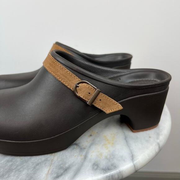 CROCS Women's Sarah Suede Buckle Slip On Brown Rubber Mules Heeled Clogs (Sz 10) - Picture 3 of 10